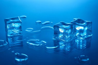 Açık mavi arkaplanda açık buz küpleri, yakın plan