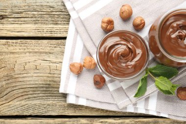 Lezzetli çikolata, fındık ve nane, ahşap masa, üst manzara. Metin için boşluk