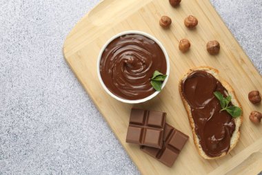 Lezzetli çikolata, tost, fındık ve nane şekeri gri desenli masa, üst manzara. Metin için boşluk