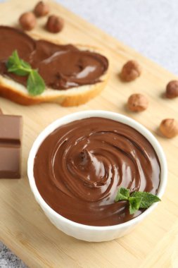 Gri masada naneli çikolata fındıklı ve naneli.