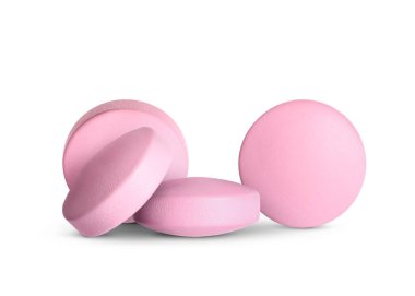 Antibiyotik hapları. Beyaz arkaplanda yuvarlak pembe tabletler