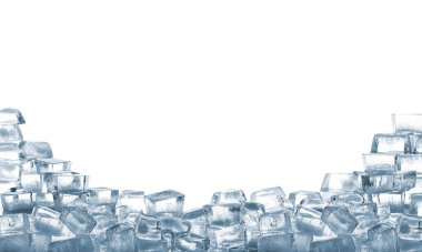 Beyaz zemin üzerinde berrak buz küpleri yığını
