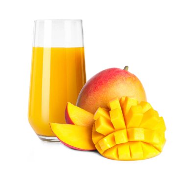 Bardakta lezzetli mango suyu ve beyaz arka planda taze meyve.