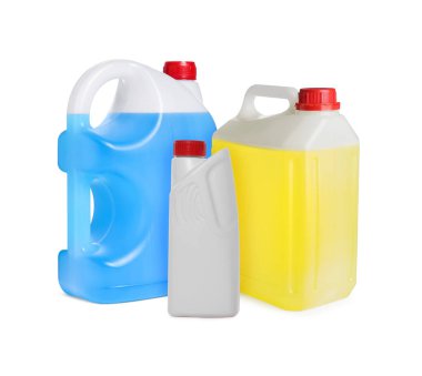 Beyaz zemin üzerinde birçok farklı plastik kaplar