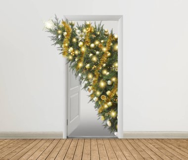 Kapıdan dışarı bakan güzel süslü Noel ağacı. Tatile geliyorum.