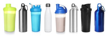 Farklı su şişeleri ve karıştırıcılar beyaz sette izole edilmiş.