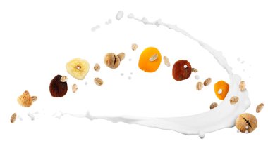 Süt, yulaf ezmesi ve beyaz arka planda kuru meyveler. Sağlıklı kahvaltı.