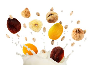 Süt, yulaf ezmesi ve beyaz arka planda kuru meyveler. Sağlıklı kahvaltı.