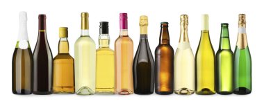 Farklı türde alkollü içeceklerin bulunduğu şişeler beyaz sette izole edilmiş.