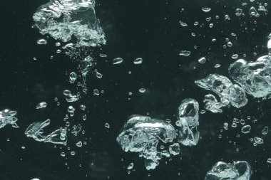 Koyu arkaplanda birçok su kabarcığı, yakın plan