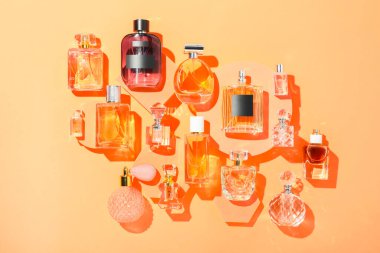 Bej arka planda farklı lüks parfümler, düz yatış