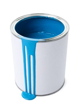 Açık mavi renkli teneke kutu beyaza izole edilmiş.