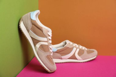 Renkli arka planda şık bir çift spor ayakkabı. Metin için boşluk