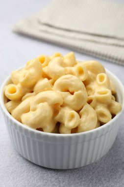 Peynir soslu ve çatallı lezzetli makarna, yakın plan.