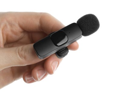 Beyaz arka planda lavalier mikrofonu olan kadın, yakın plan.