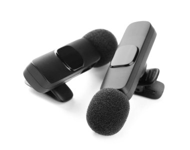 Lavalier mikrofonları beyaza izole edilmiş. Ses ekipmanları