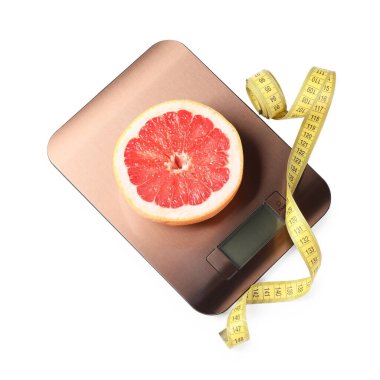 Elektronik mutfak pulları, greyfurt ve ölçüm bandı beyaza izole edilmiş, üst manzara