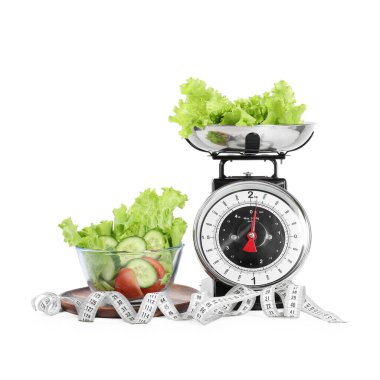 Mutfak pulları, salata, marul ve beyaz arka planda mezura.