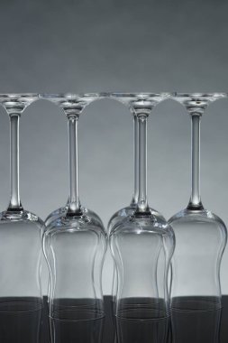 Ayna yüzeyinde pek çok temiz cam var.