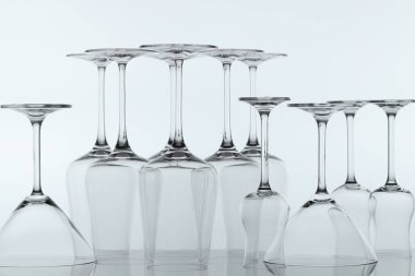 Ayna yüzeyinde pek çok temiz cam var.