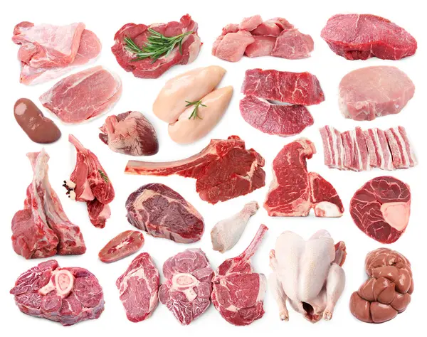 Beyaz arka planda taze çiğ et ürünleri, kolaj