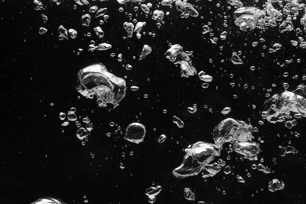 Koyu arkaplanda birçok su kabarcığı, yakın plan