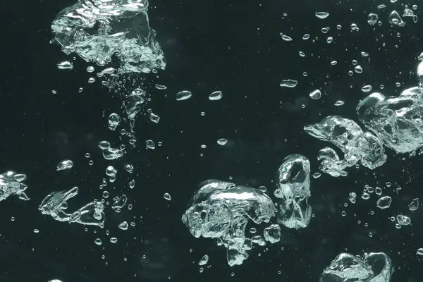 Koyu arkaplanda birçok su kabarcığı, yakın plan