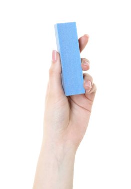 Beyaz arka planda tampon bloğu olan kadın, yakın plan. Manikür aracı