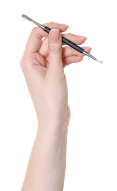 Beyaz arka planda tırnak makası olan kadın, yakın plan. Manikür aracı