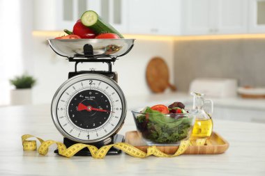 İçinde ürünler olan mutfak pulları ve kapalı alandaki hafif mermer masa üzerindeki mezuralar.