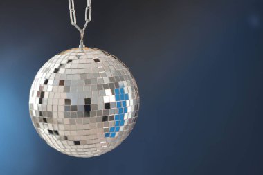 Mavi eğimli arka planda parlak disko topu. Metin için boşluk