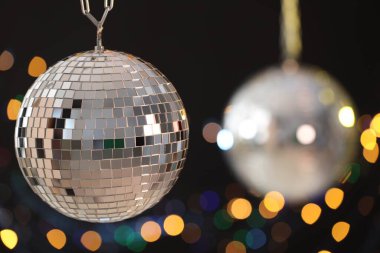 Siyah arkaplanda parlak disko topu ve bulanık ışıklar