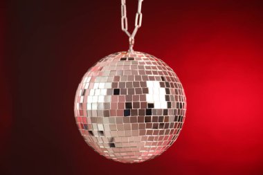 Kırmızı gradyan üzerinde parlak disko topu