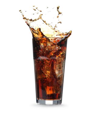 Beyazların üzerine izole edilmiş bardaktan dökülen kola.