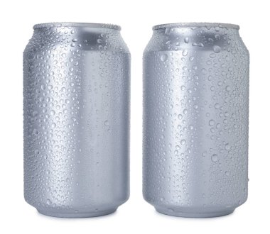 Beyaz teneke üzerinde iki ıslak teneke kutu