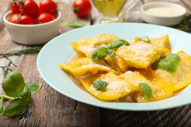 Tahta masada servis edilen peynirli ve fesleğenli lezzetli ravioli.