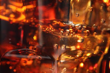 Arkaplan olarak buz küpleriyle kola tazeleniyor, makro görünüm