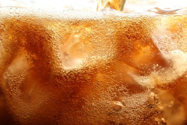 Arkaplan olarak buz ile kola tazeleniyor, makro görünüm