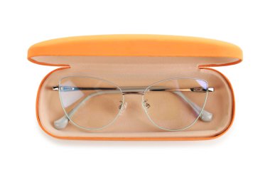 Beyaz, üst görünümde izole edilmiş şık gözlüklü çanta