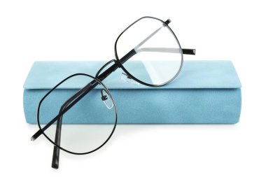 Beyaz gözlüklü, şık bir çanta.