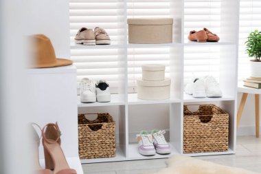 Ayakkabı deposu. Farklı ayakkabıları olan raf ünitesi içeride.