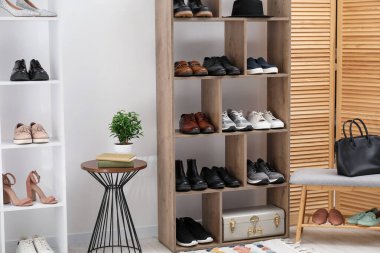 Ayakkabı deposu. Farklı ayakkabı ve aksesuarlara sahip raflar.