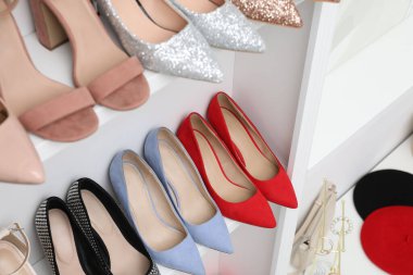 Ayakkabı deposu. Farklı yüksek topuklu ayakkabılar ve aksesuarlar içerideki, yukarıdaki raflarda.