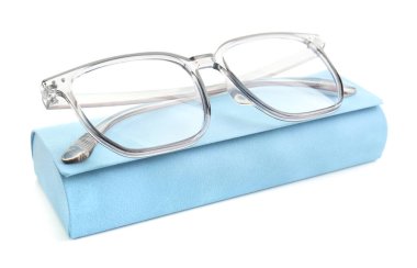 Gözlük ve çanta beyaza izole edilmiş.