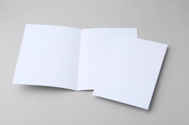 Işık arkaplanındaki boş tebrik kartları, kapat