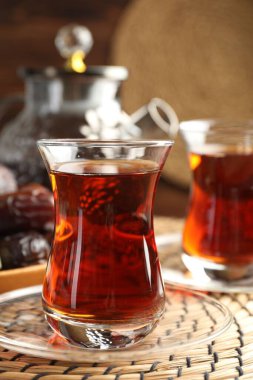 Sofrada servis edilen lezzetli Türk çayı, yakın plan.