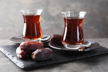 Gri masadaki tarihli lezzetli Türk çayı