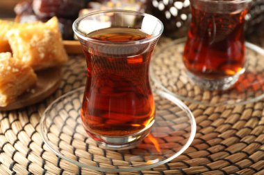 Sofrada servis edilen lezzetli Türk çayı, yakın plan.