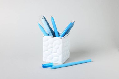 Gri arkaplandaki tükenmez kalemler