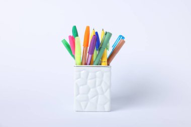 Tükenmez kalemler hafif arkaplanda, yakın plan